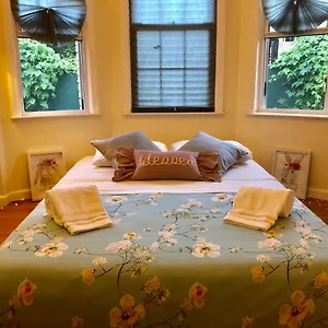 Apartment “beautiful Space” 10 Mtos Airport Jfk The Beach, New York